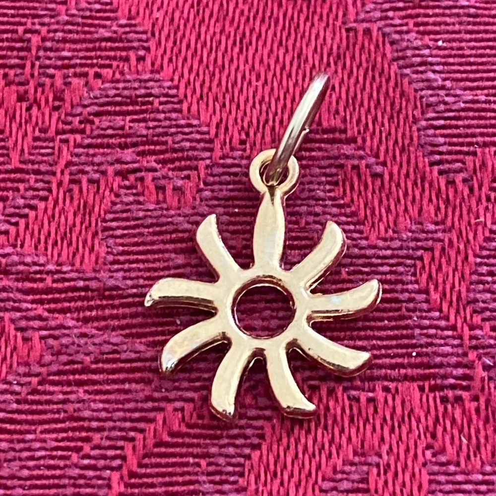 5/$10❤️❤️❤️NEW Rose Gold Tone Alloy Sun Charm Pendant